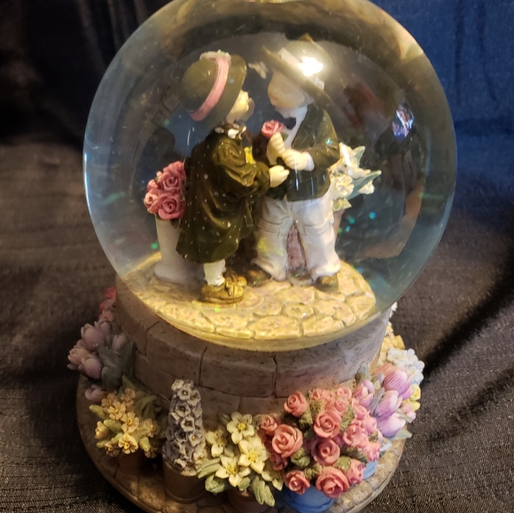 Kim Anderson 'Forever Young' Music Box Snow Globe - Picture 5 of 8